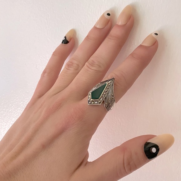 Sterling Silver Pointer Ring with Emerald Green Stone - Picture 10 of 16